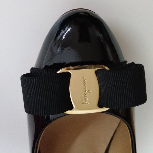 Ferragamo Black Patent Vara Bow Heel Pumps, like new - Picture 2 of 13
